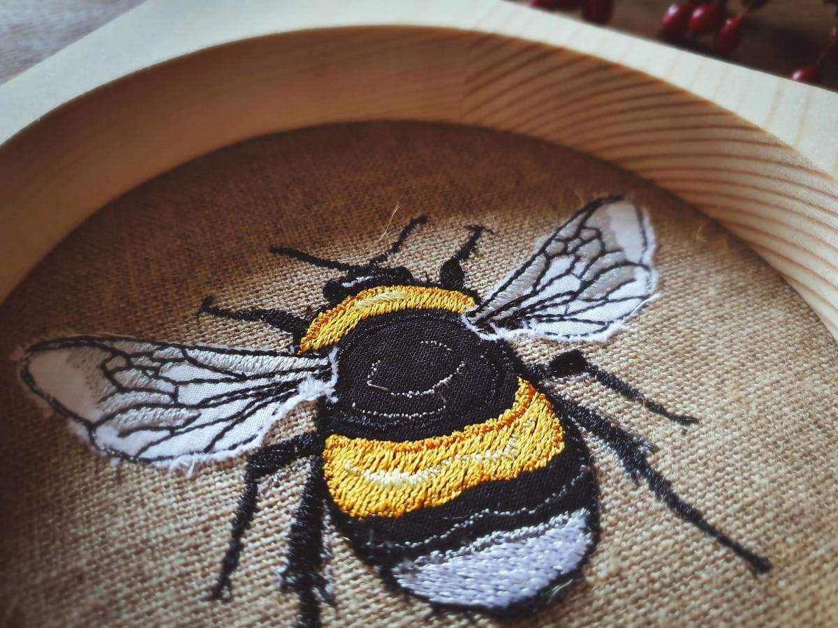 OBRAZEK HAFTOWANY TRZMIEL DREWNIANA RAMA 1