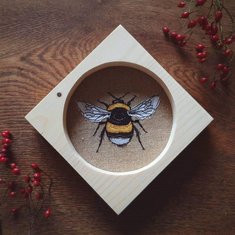 OBRAZEK HAFTOWANY TRZMIEL DREWNIANA RAMA 0