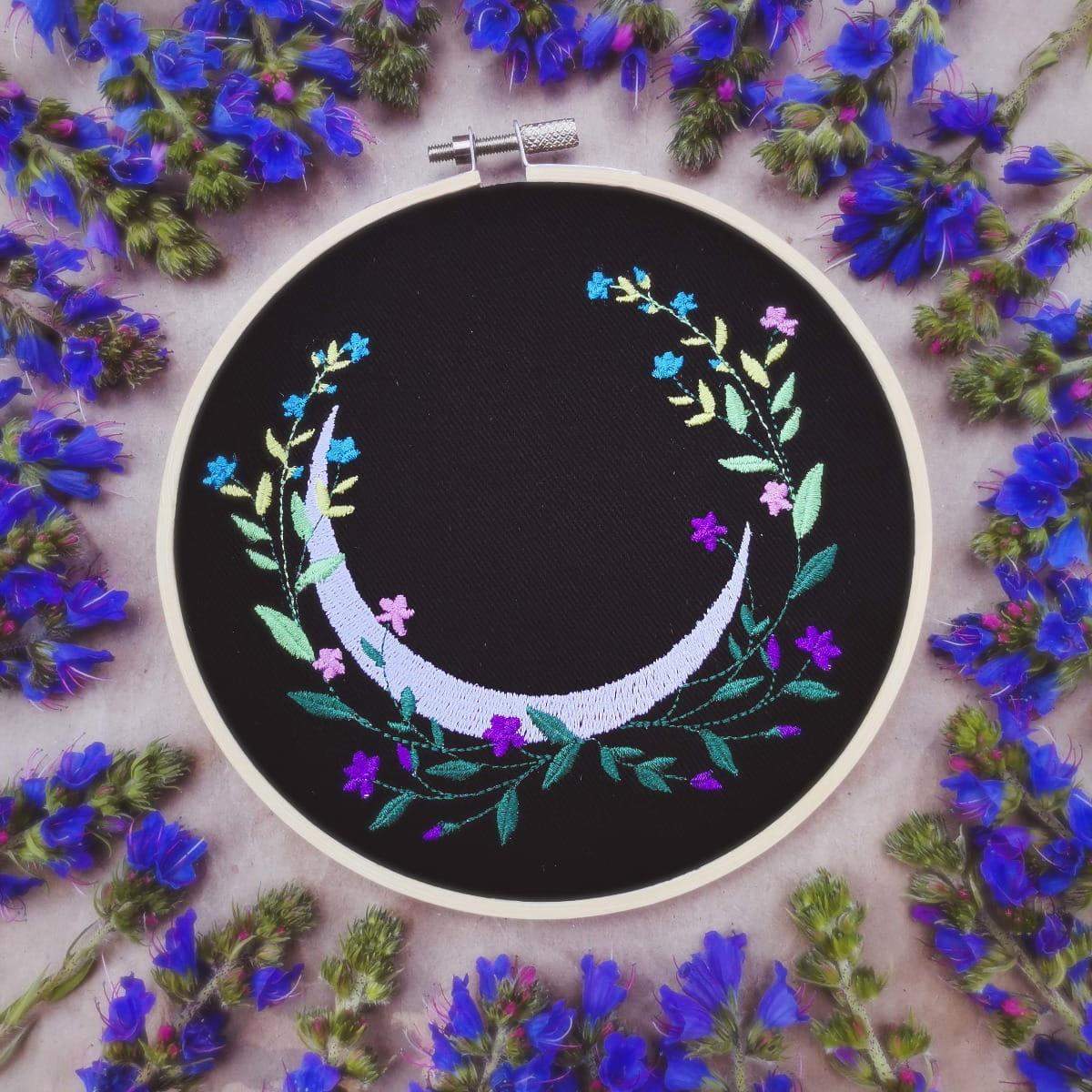 OBRAZEK HAFTOWANY PÓŁKSIĘŻYC I KWIATY 0